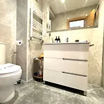 Paradise Luxurious Apartment, 3 Double For 6 Guests, 4 Beds, Terrace, Jacuzzi, Free Parking, New *