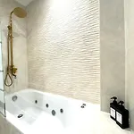 Paradise Luxurious Apartment, 3 Double For 6 Guests, 4 Beds, Terrace, Jacuzzi, Free Parking, New Appartement