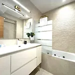 Paradise Luxurious Apartment, 3 Double For 6 Guests, 4 Beds, Terrace, Jacuzzi, Free Parking, New * Saint-Sébastien