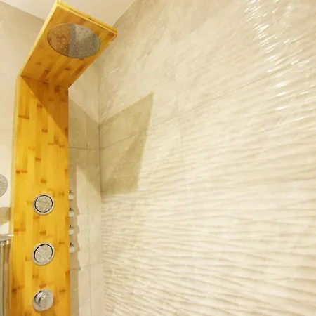 Paradise Luxurious Apartment, Free Parking, 3 Double Rooms, 4 Beds, Terrace, Jacuzzi, New *