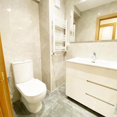 Paradise Luxurious Apartment, Free Parking, 3 Double Rooms, 4 Beds, Terrace, Jacuzzi, New Apartment San Sebastian