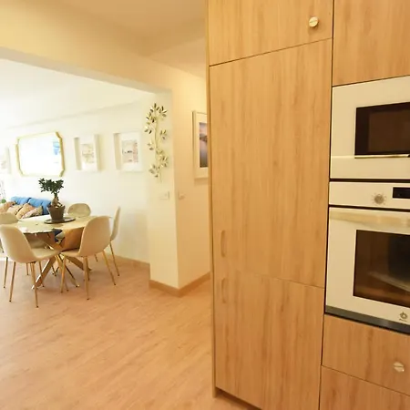 Paradise Luxurious Apartment, Free Parking, 3 Double Rooms, 4 Beds, Terrace, Jacuzzi, New