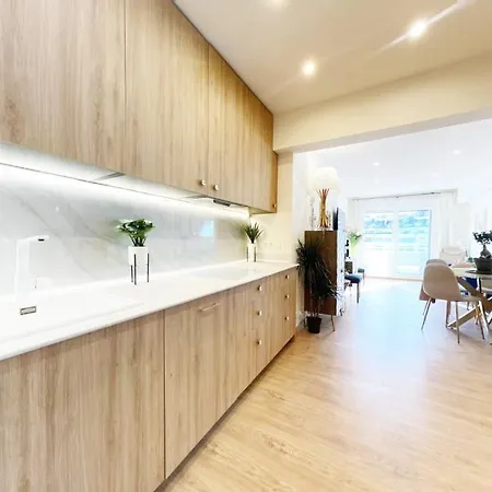Paradise Luxurious Apartment, Free Parking, 3 Double Rooms, 4 Beds, Terrace, Jacuzzi, New Apartment