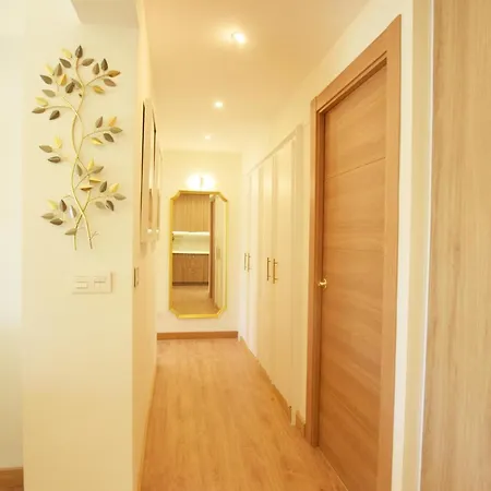 Paradise Luxurious Apartment, Free Parking, 3 Double Rooms, 4 Beds, Terrace, Jacuzzi, New Apartment