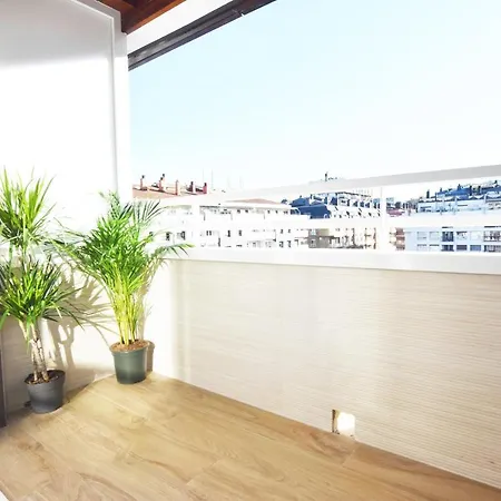 Paradise Luxurious Apartment, Free Parking, 3 Double Rooms, 4 Beds, Terrace, Jacuzzi, New Apartment San Sebastian