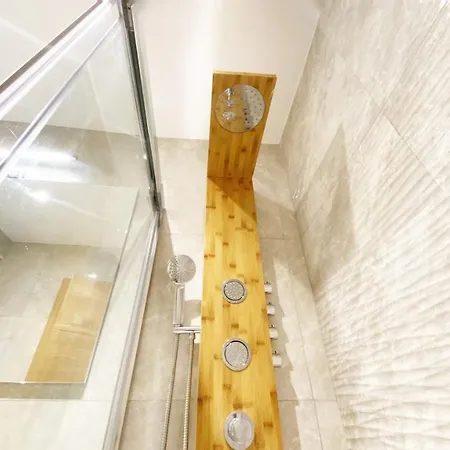 Paradise Luxurious Apartment, Free Parking, 3 Double Rooms, 4 Beds, Terrace, Jacuzzi, New * San Sebastian