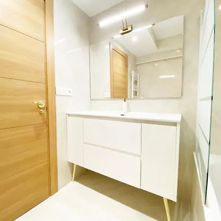 Paradise Luxurious Apartment, 3 Double For 6 Guests, 4 Beds, Terrace, Jacuzzi, Free Parking, New Daire