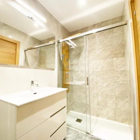 Paradise Luxurious Apartment, 3 Double For 6 Guests, 4 Beds, Terrace, Jacuzzi, Free Parking, New Daire