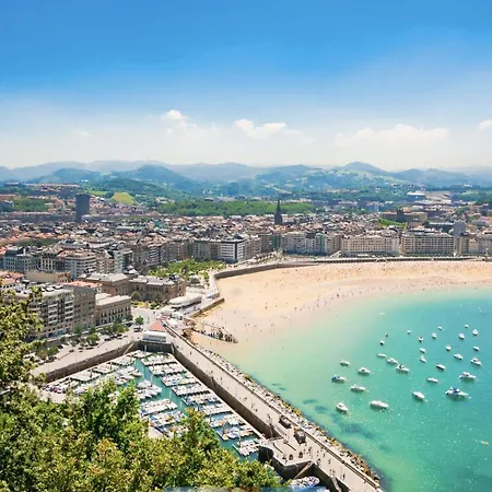 Paradise Luxurious Apartment, Free Parking, 3 Double Rooms, 4 Beds, Terrace, Jacuzzi, New * San Sebastian