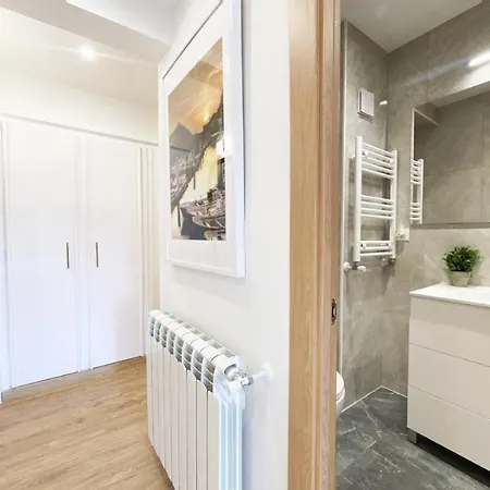 Paradise Luxurious Apartment, Free Parking, 3 Double Rooms, 4 Beds, Terrace, Jacuzzi, New * San Sebastian