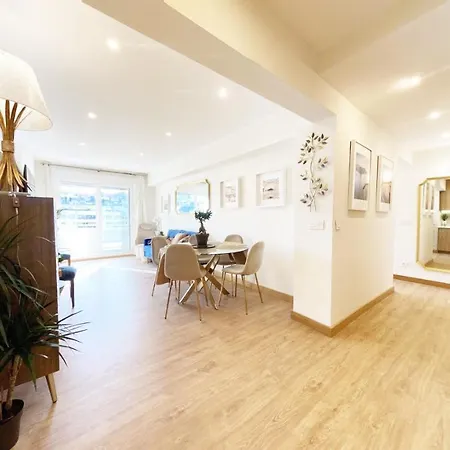 Apartment Paradise Luxurious Apartment, Free Parking, 3 Double Rooms, 4 Beds, Terrace, Jacuzzi, New San Sebastian