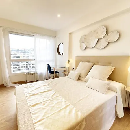 Apartment Paradise Luxurious Apartment, Free Parking, 3 Double Rooms, 4 Beds, Terrace, Jacuzzi, New San Sebastian