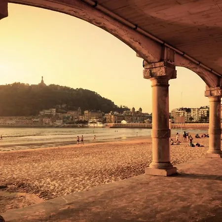 Apartment Paradise Luxurious Apartment, Free Parking, 3 Double Rooms, 4 Beds, Terrace, Jacuzzi, New San Sebastian
