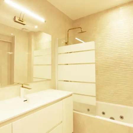 Daire Paradise Luxurious Apartment, 3 Double For 6 Guests, 4 Beds, Terrace, Jacuzzi, Free Parking, New *