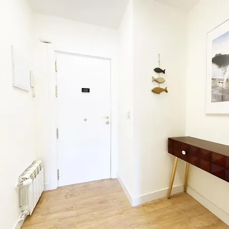 Paradise Luxurious Apartment, Free Parking, 3 Double Rooms, 4 Beds, Terrace, Jacuzzi, New Apartment San Sebastian