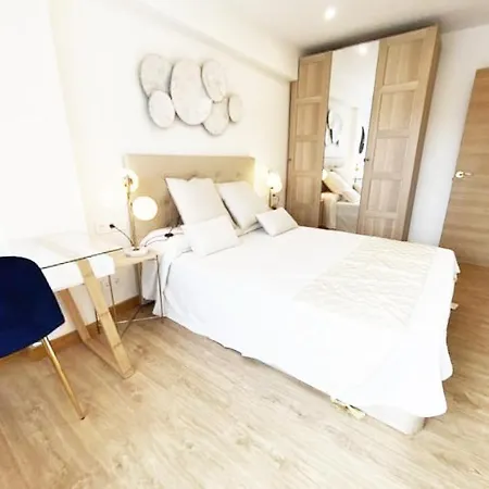 Paradise Luxurious Apartment, Free Parking, 3 Double Rooms, 4 Beds, Terrace, Jacuzzi, New Apartment San Sebastian