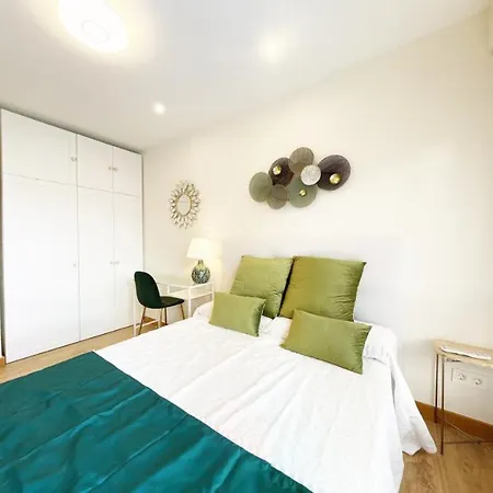 Paradise Luxurious Apartment, Free Parking, 3 Double Rooms, 4 Beds, Terrace, Jacuzzi, New Apartment *