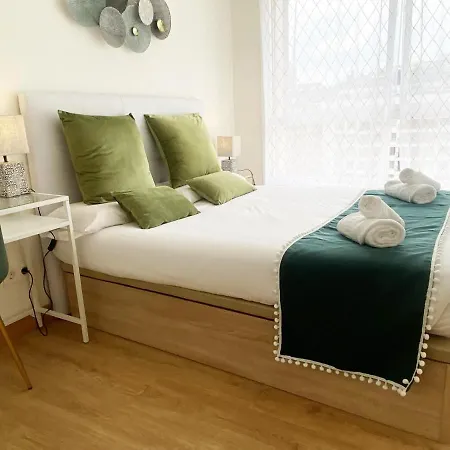 Paradise Luxurious Apartment, Free Parking, 3 Double Rooms, 4 Beds, Terrace, Jacuzzi, New San Sebastian