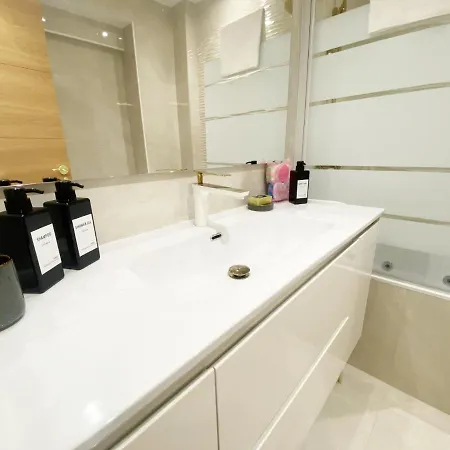 Paradise Luxurious Apartment, Free Parking, 3 Double Rooms, 4 Beds, Terrace, Jacuzzi, New Apartment *