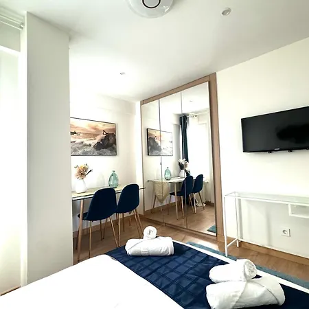 Paradise Luxurious Apartment, Free Parking, 3 Double Rooms, 4 Beds, Terrace, Jacuzzi, New