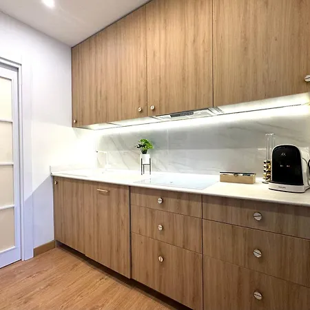 Paradise Luxurious Apartment, 3 Double For 6 Guests, 4 Beds, Terrace, Jacuzzi, Free Parking, New Daire