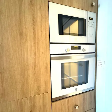 Paradise Luxurious Apartment, Free Parking, 3 Double Rooms, 4 Beds, Terrace, Jacuzzi, New Apartment *