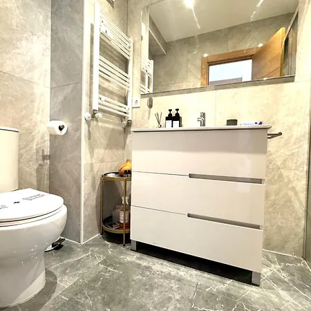 Paradise Luxurious Apartment, Free Parking, 3 Double Rooms, 4 Beds, Terrace, Jacuzzi, New *
