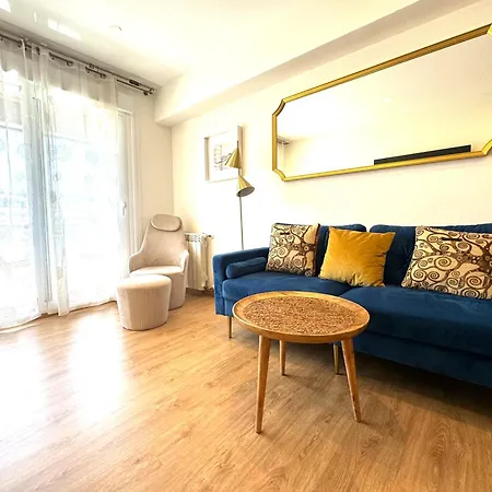 Paradise Luxurious Apartment, Free Parking, 3 Double Rooms, 4 Beds, Terrace, Jacuzzi, New * San Sebastian