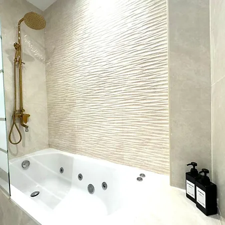 Paradise Luxurious Apartment, Free Parking, 3 Double Rooms, 4 Beds, Terrace, Jacuzzi, New Apartment