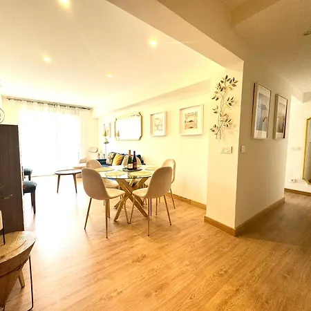 Paradise Luxurious Apartment, Free Parking, 3 Double Rooms, 4 Beds, Terrace, Jacuzzi, New San Sebastian