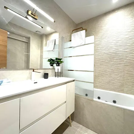 Paradise Luxurious Apartment, Free Parking, 3 Double Rooms, 4 Beds, Terrace, Jacuzzi, New * San Sebastian