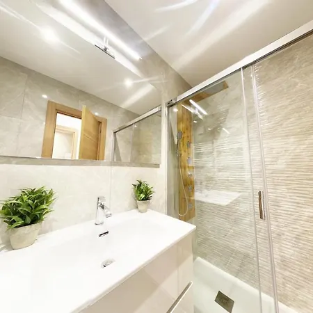 Paradise Luxurious Apartment, 3 Double For 6 Guests, 4 Beds, Terrace, Jacuzzi, Free Parking, New