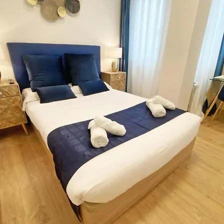 Paradise Luxurious Flat, Free Parking, 3 Double Rooms, Terrace, Jacuzzi, Fully Renovated *