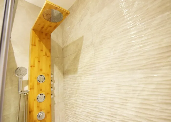 Paradise Luxurious Apartment, 3 Double For 6 Guests, 4 Beds, Terrace, Jacuzzi, Free Parking, New *