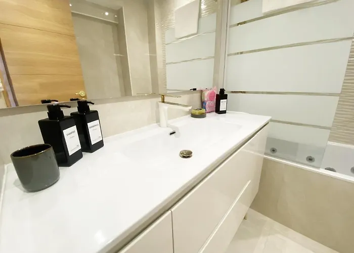 Paradise Luxurious Apartment, 3 Double For 6 Guests, 4 Beds, Terrace, Jacuzzi, Free Parking, New 公寓 *