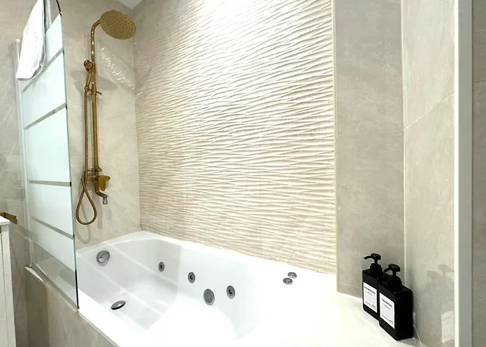 Paradise Luxurious Apartment, 3 Double For 6 Guests, 4 Beds, Terrace, Jacuzzi, Free Parking, New 公寓