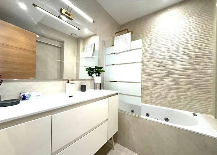 Paradise Luxurious Apartment, 3 Double For 6 Guests, 4 Beds, Terrace, Jacuzzi, Free Parking, New * 圣塞瓦斯蒂安